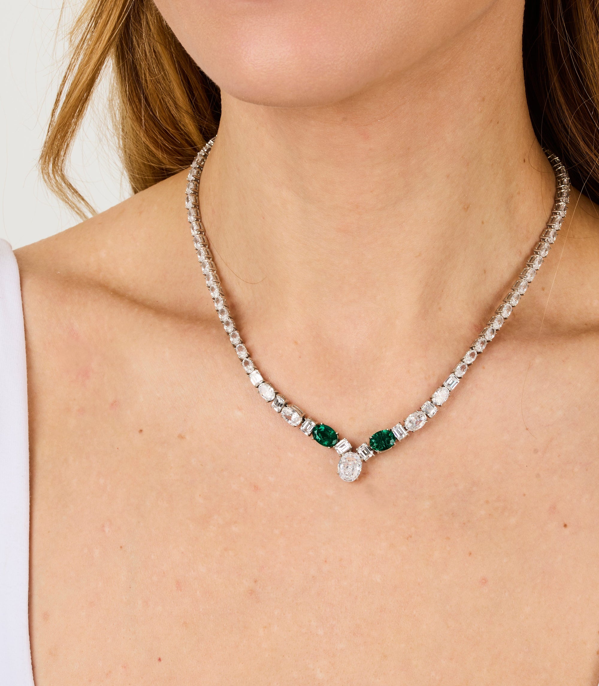 1qty NEW / Argent Rhodié Collier en argent rhodié serti de Burmalite vert émeraude et blanche // RECO : 1680€