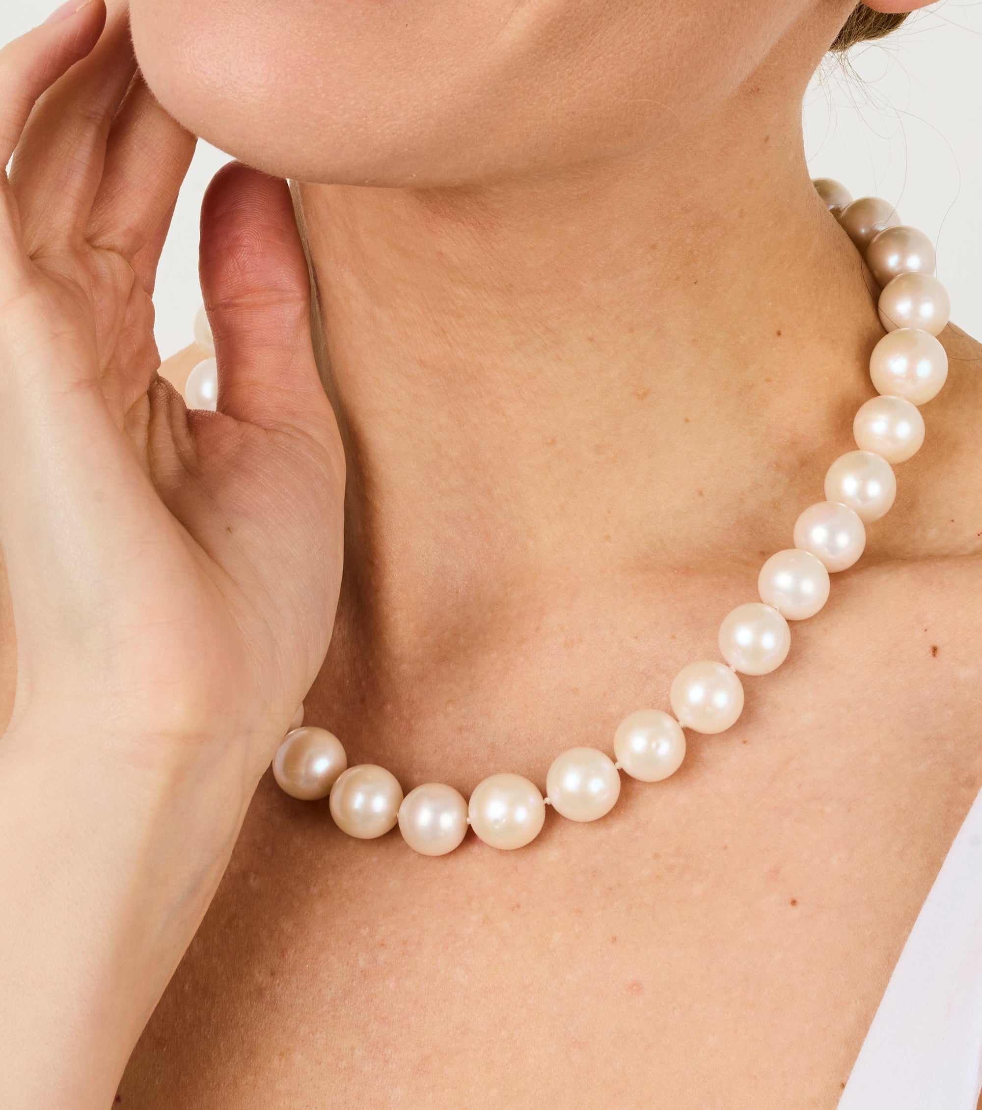 3qty DJV / QTY DISPO : 2-QTY VENDUES : 0-ST : 0% PRIX DJV : 650€ // Argent Rhodié Collier 40cm perles d'eau douce avec fermoir argent rhodié pavée de Burmalite blanche /// RECO : 588€