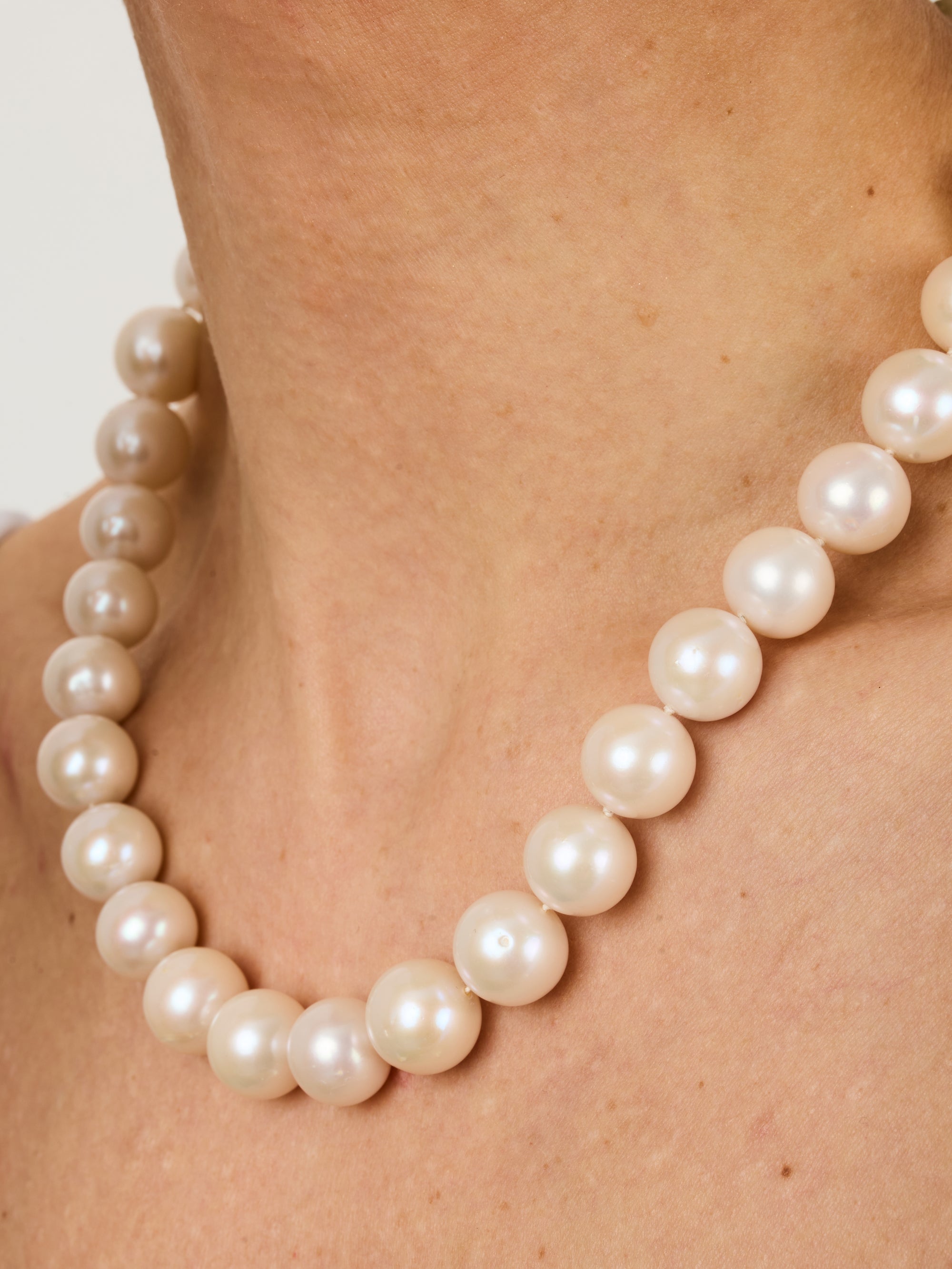 3qty DJV / QTY DISPO : 2-QTY VENDUES : 0-ST : 0% PRIX DJV : 650€ // Argent Rhodié Collier 40cm perles d'eau douce avec fermoir argent rhodié pavée de Burmalite blanche /// RECO : 588€