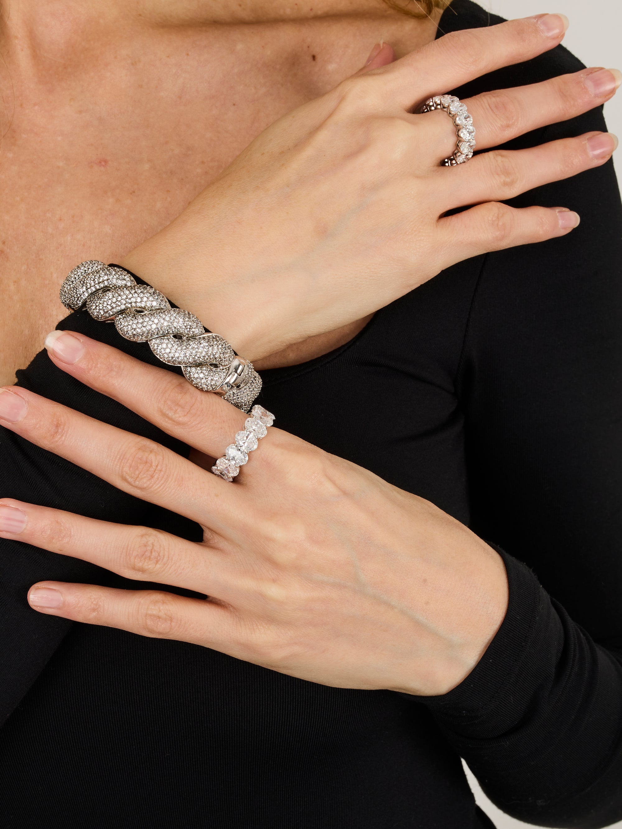 1qty NEW / Or blanc 18 ct Alliance en or blanc 18 carats sertie de diamants synthétiques taille ovale 8 // RECO : 6300€