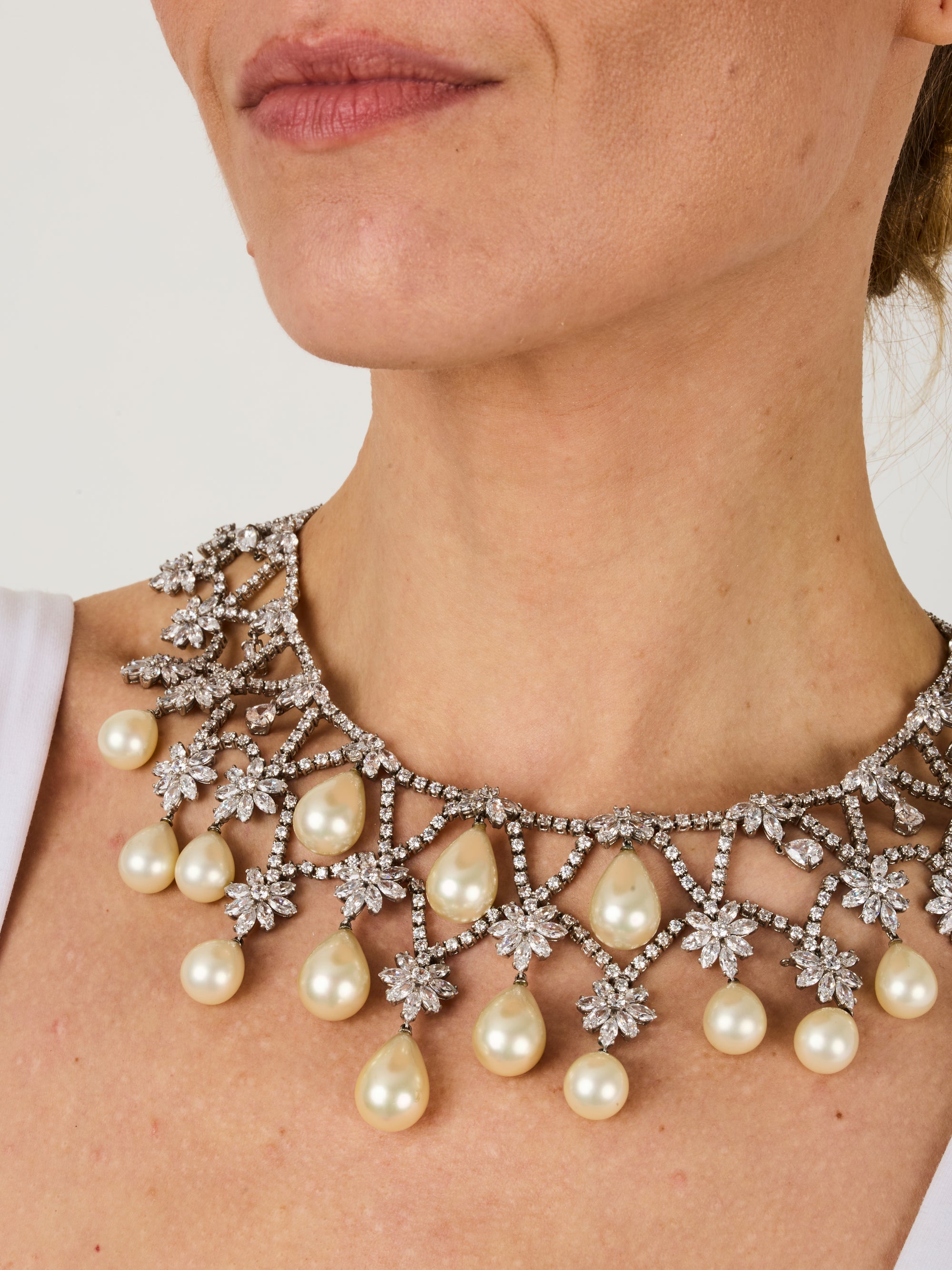 1qty NEW / Argent Rhodié Collier fleur argent rhodié serti de Burmalite blanche taille marquise // RECO : 1715€