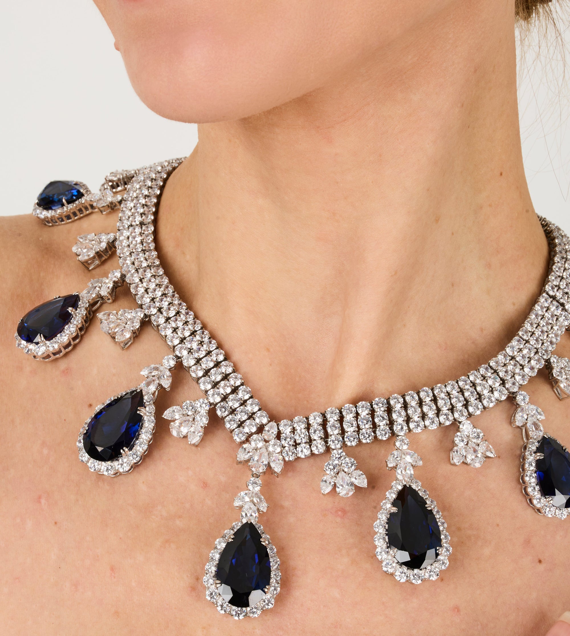 2qty NEW / Argent Rhodié Collier en argent rhodié serti de Burmalite bleu saphir taille poire et Burmalite blanche taille brillant // RECO : 2125€