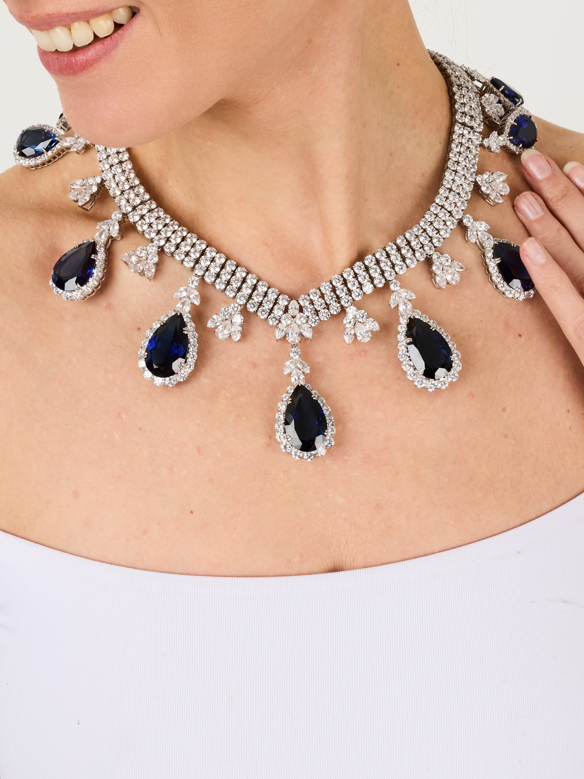 2qty NEW / Argent Rhodié Collier en argent rhodié serti de Burmalite bleu saphir taille poire et Burmalite blanche taille brillant // RECO : 2125€