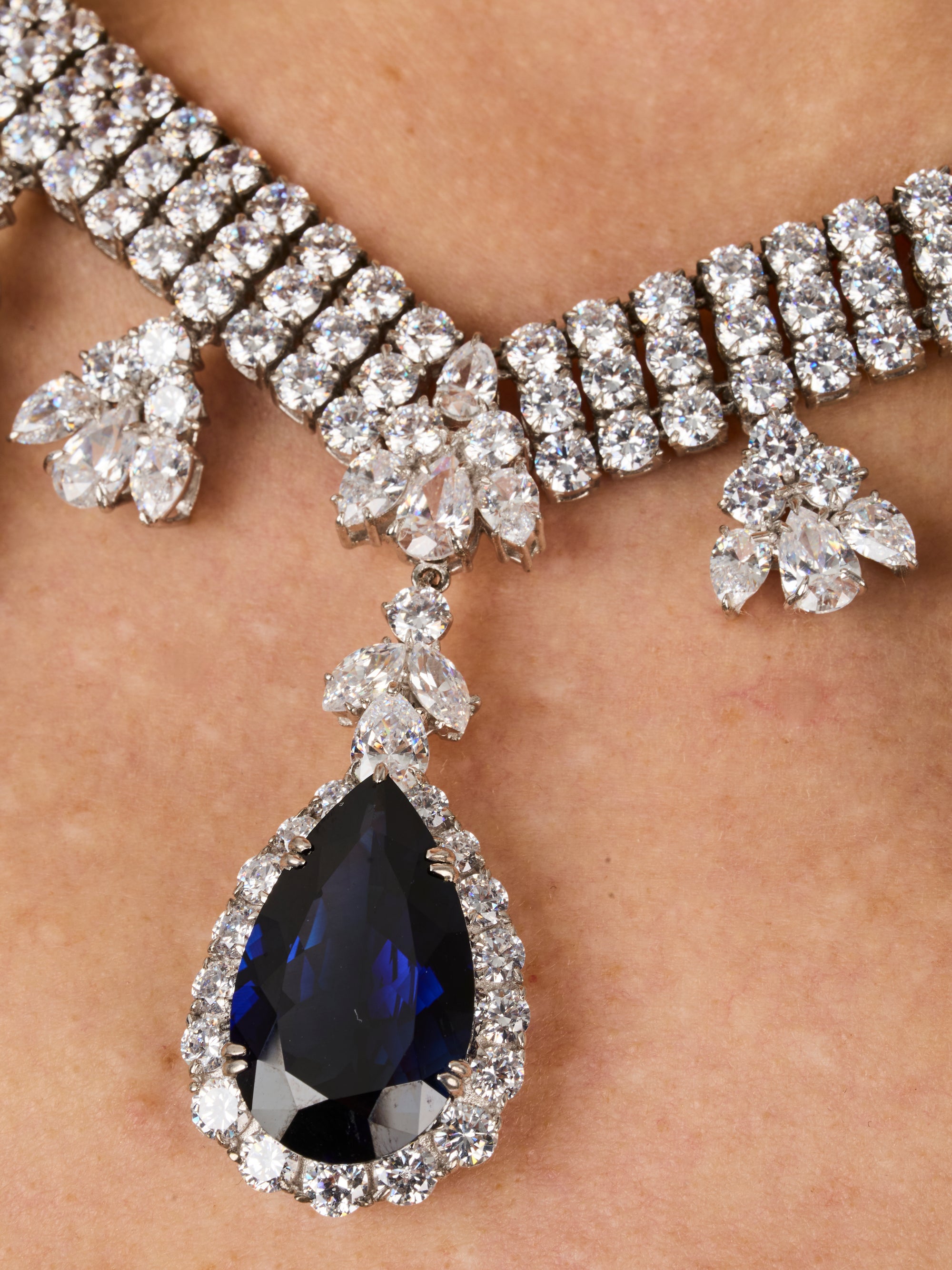 2qty NEW / Argent Rhodié Collier en argent rhodié serti de Burmalite bleu saphir taille poire et Burmalite blanche taille brillant // RECO : 2125€