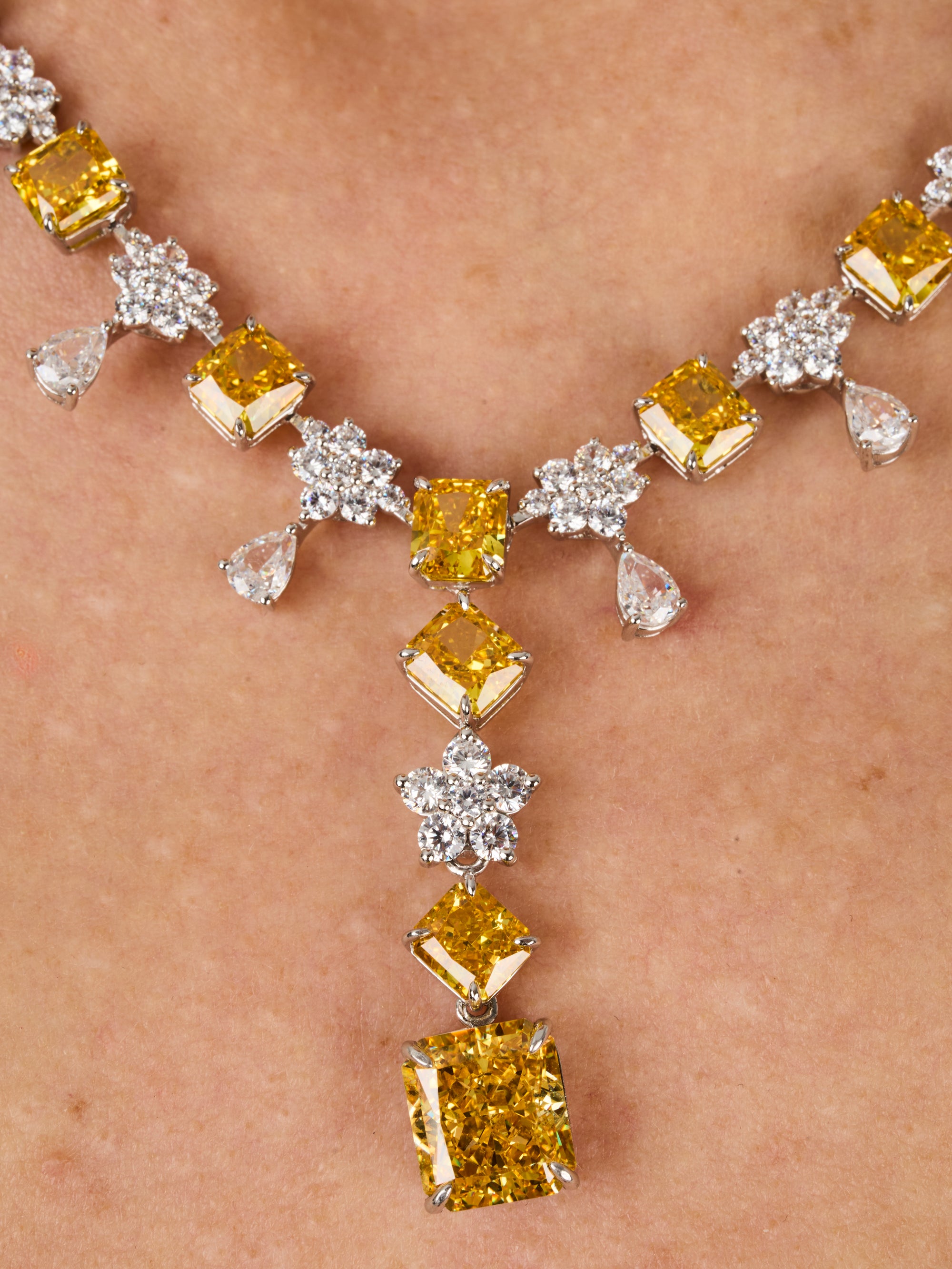 1qty NEW / Argent Rhodié Collier argent rhodié serti de Burmalite taille émeraude jonquille et Burmalite blanche // RECO : 962€