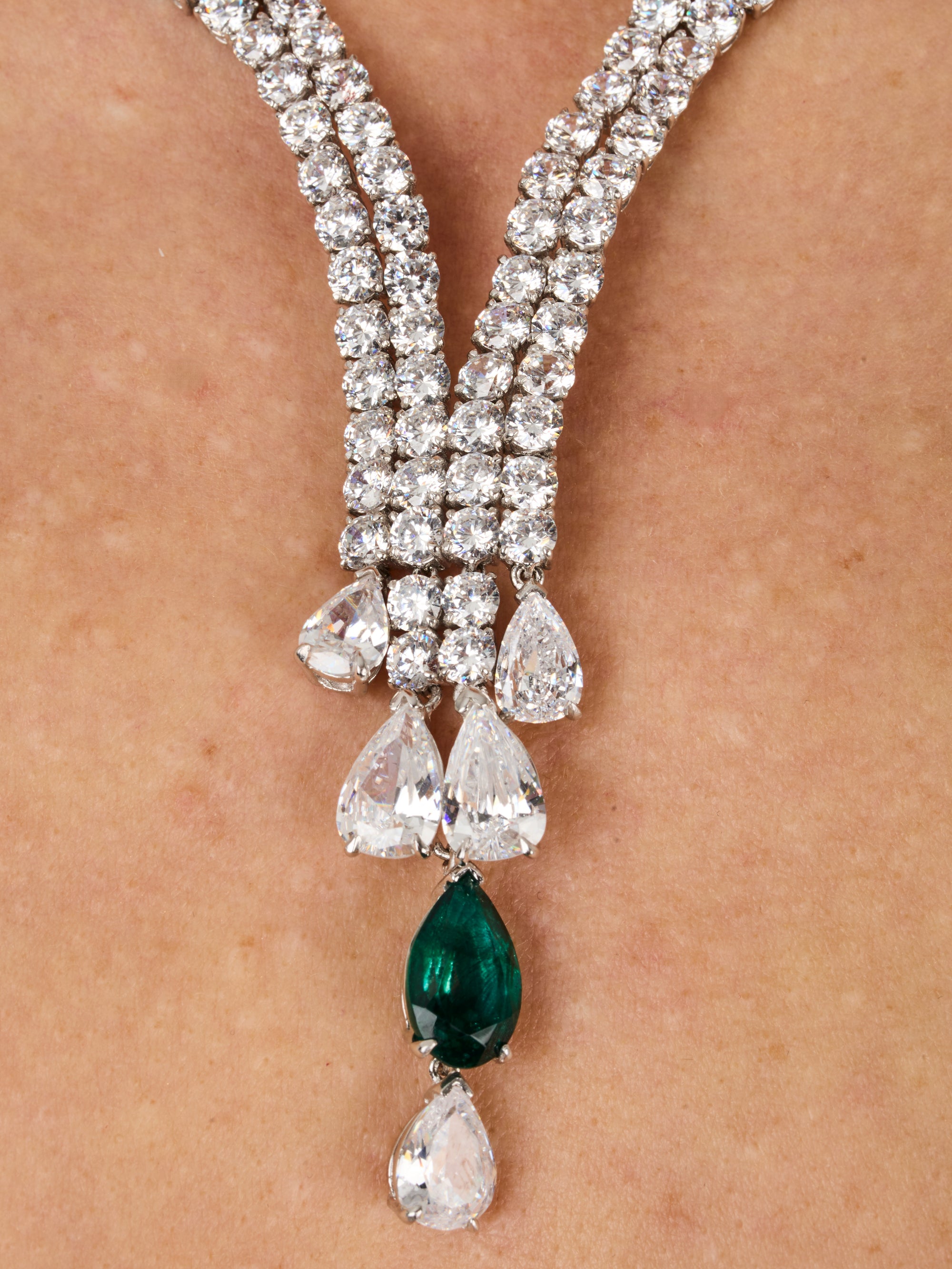 1qty NEW / Argent Rhodié Collier deux rangs serti de Burmalite taille poire vert émeraude et Burmalite blanche en argent rhodié // RECO : 750€