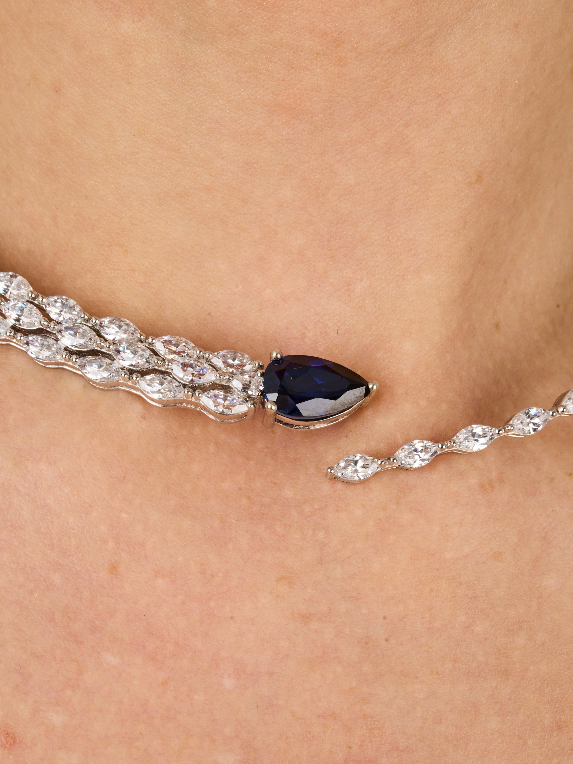 1qty NEW / Argent Collier ras de cou taille poire Burmalite bleu saphir et Burmalite blanche taille marquise // RECO : 672€