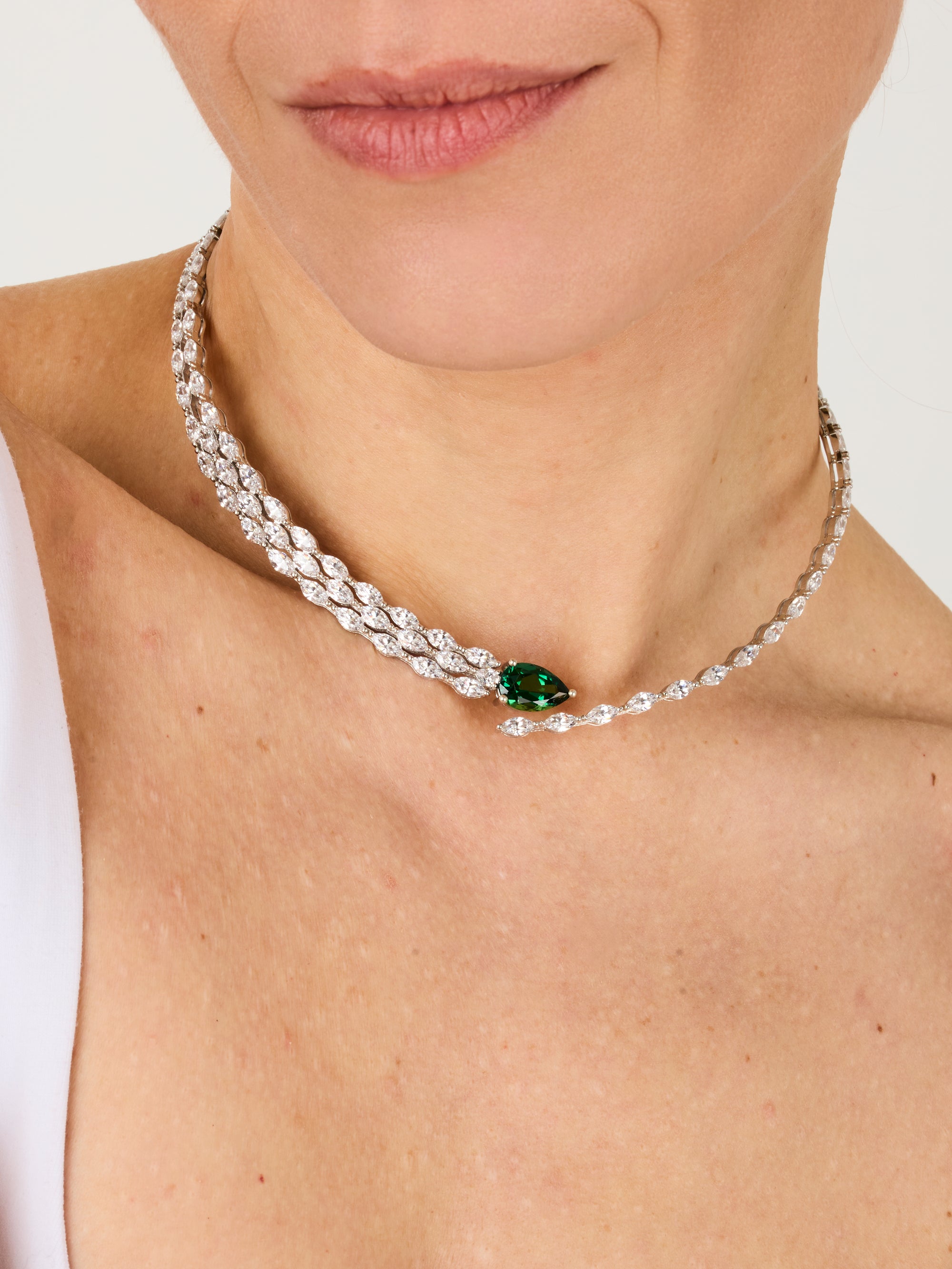 1qty NEW / Argent Rhodié Collier serti de Burmalite taille marquise blanche et taille poire vert émeraude sur argent rhodié // RECO : 660€