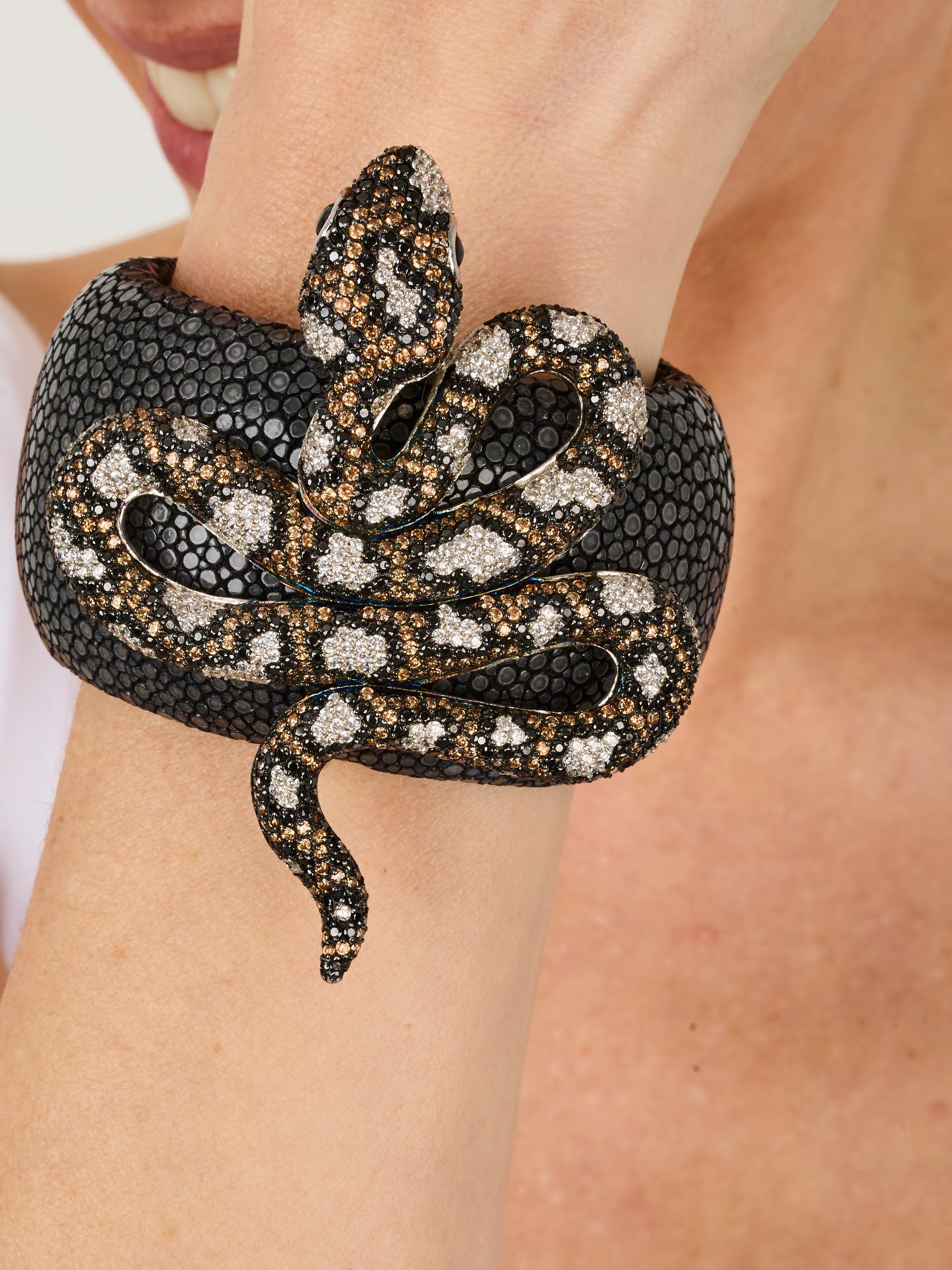 2qty NEW / 0 Bracelet galuchat serpent serti de pavage noir et smoky burmalite™ // RECO : 297€