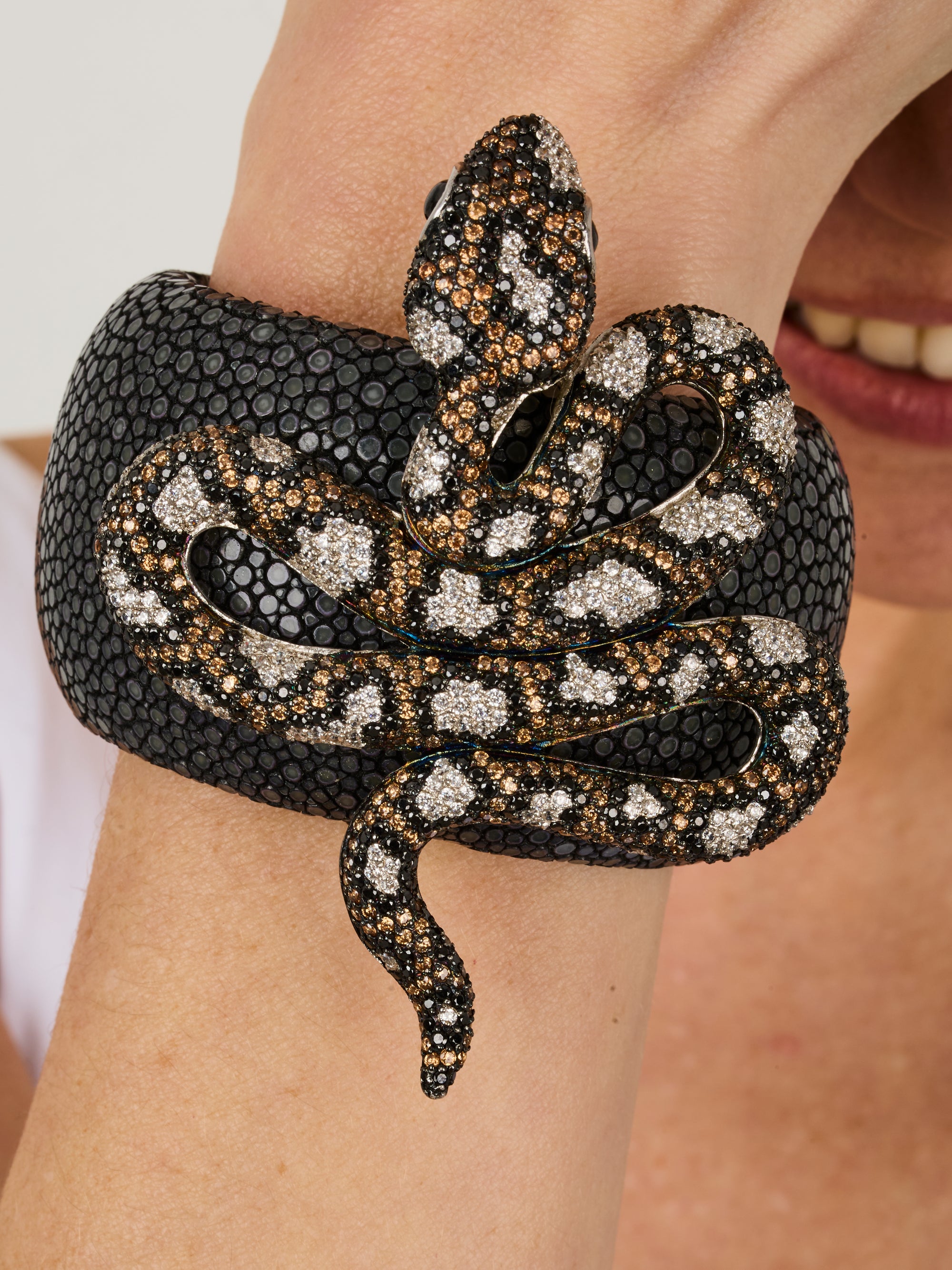 2qty NEW / 0 Bracelet galuchat serpent serti de pavage noir et smoky burmalite™ // RECO : 297€