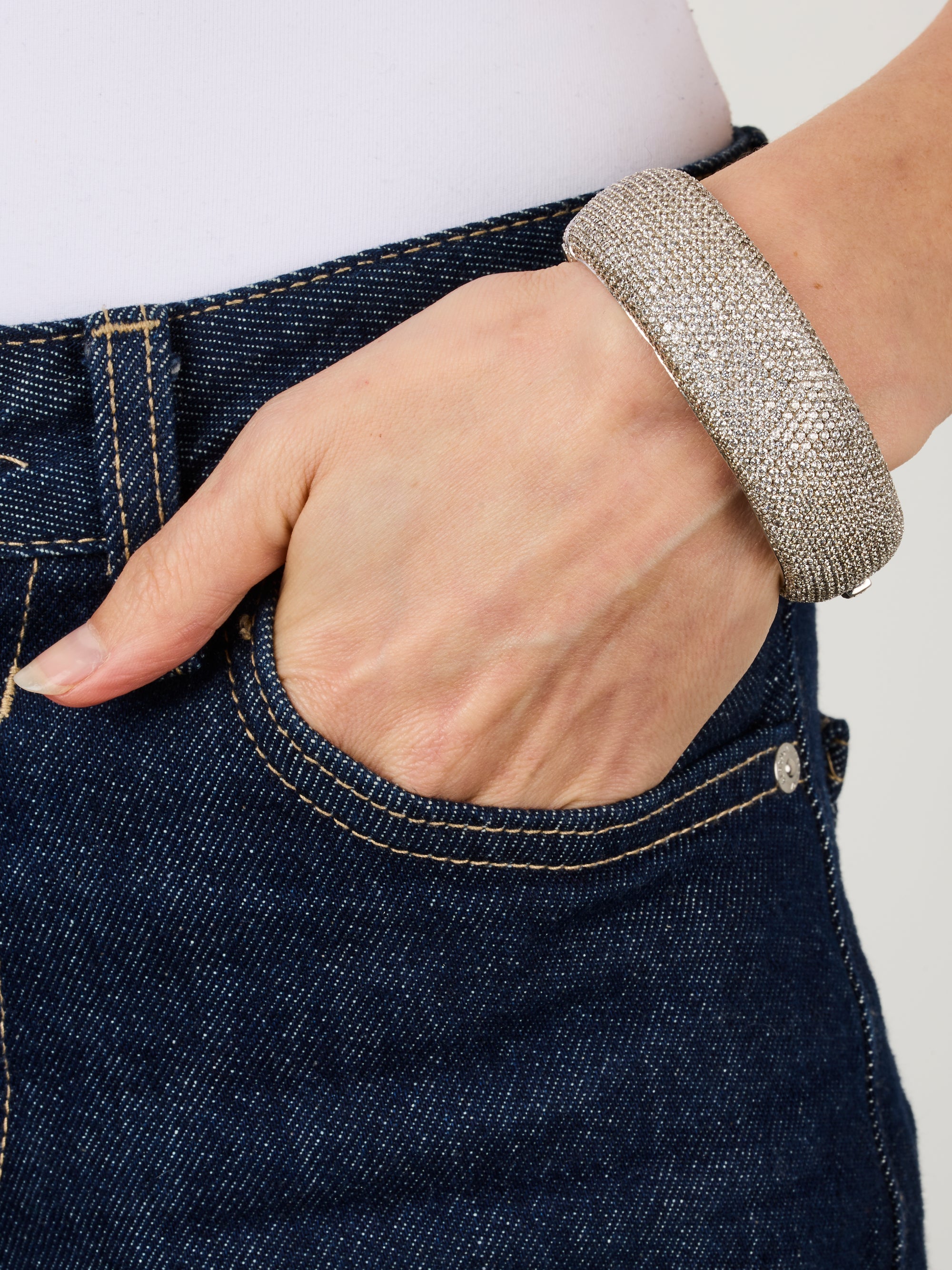 1qty NEW / Argent Rhodié Bracelet rigide sur argent rhodié serti de pavage taille brillant burmalite™ blanche Largeur 3cm // RECO : 594€