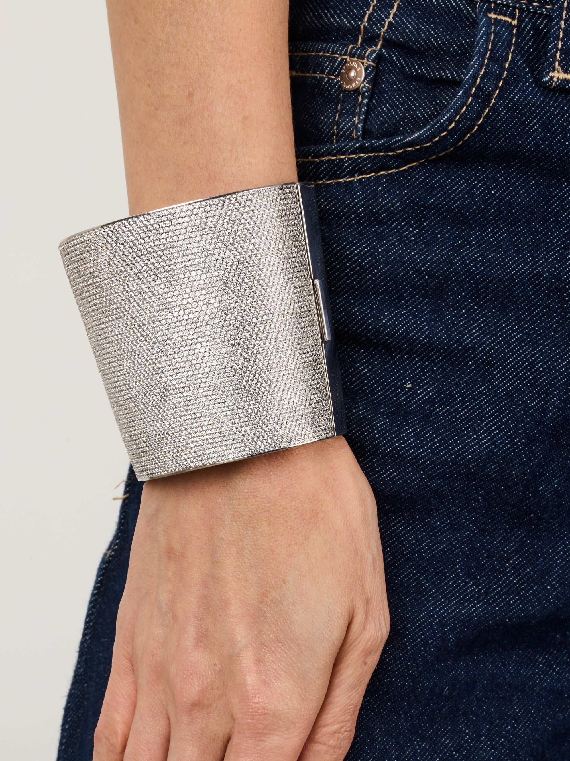 1qty NEW / Argent Rhodié Manchette rigide sur argent rhodié serti de pavage burmalite™ blanche - Largeur 7cm // RECO : 978€