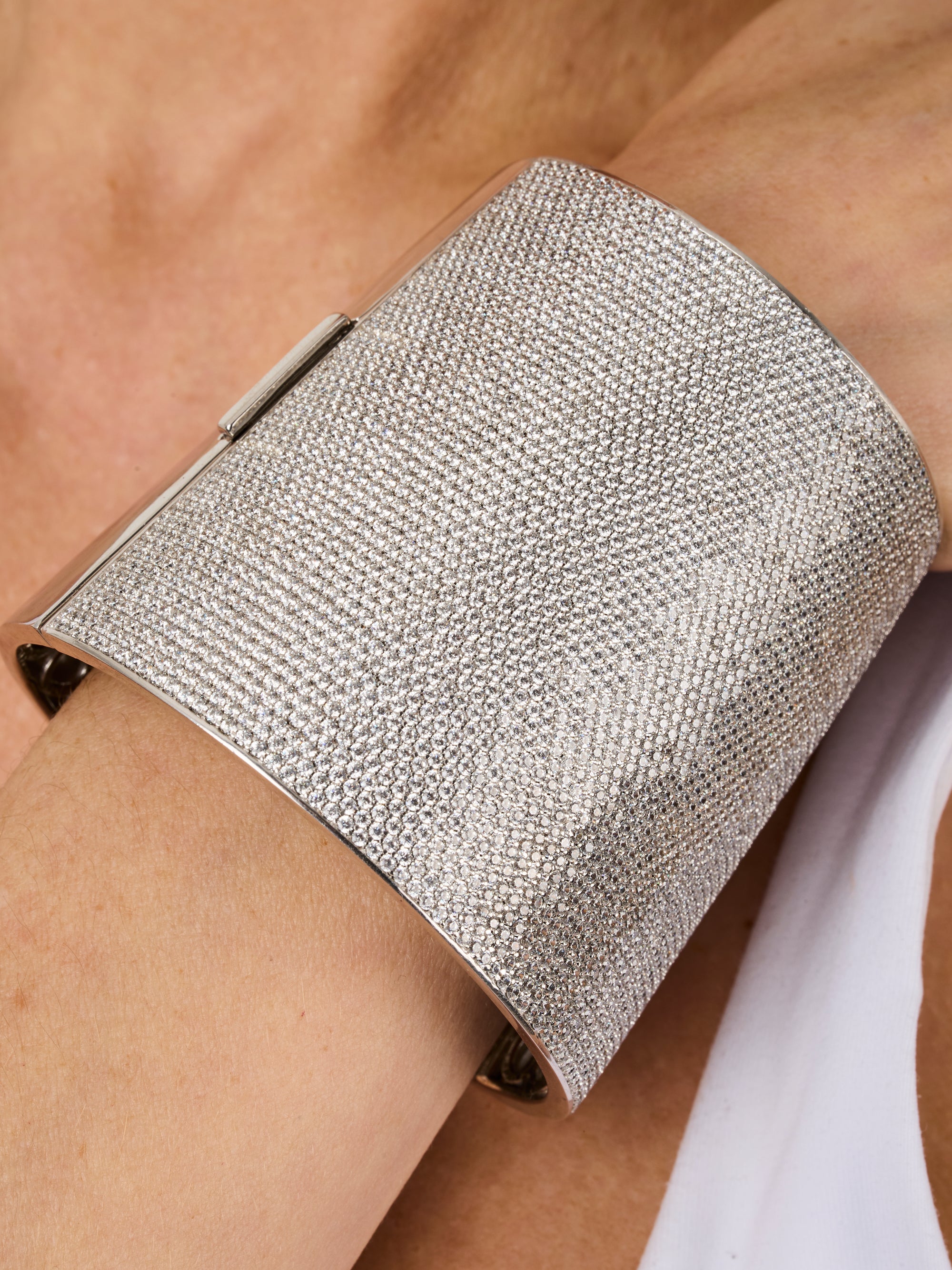 1qty NEW / Argent Rhodié Manchette rigide sur argent rhodié serti de pavage burmalite™ blanche - Largeur 7cm // RECO : 978€