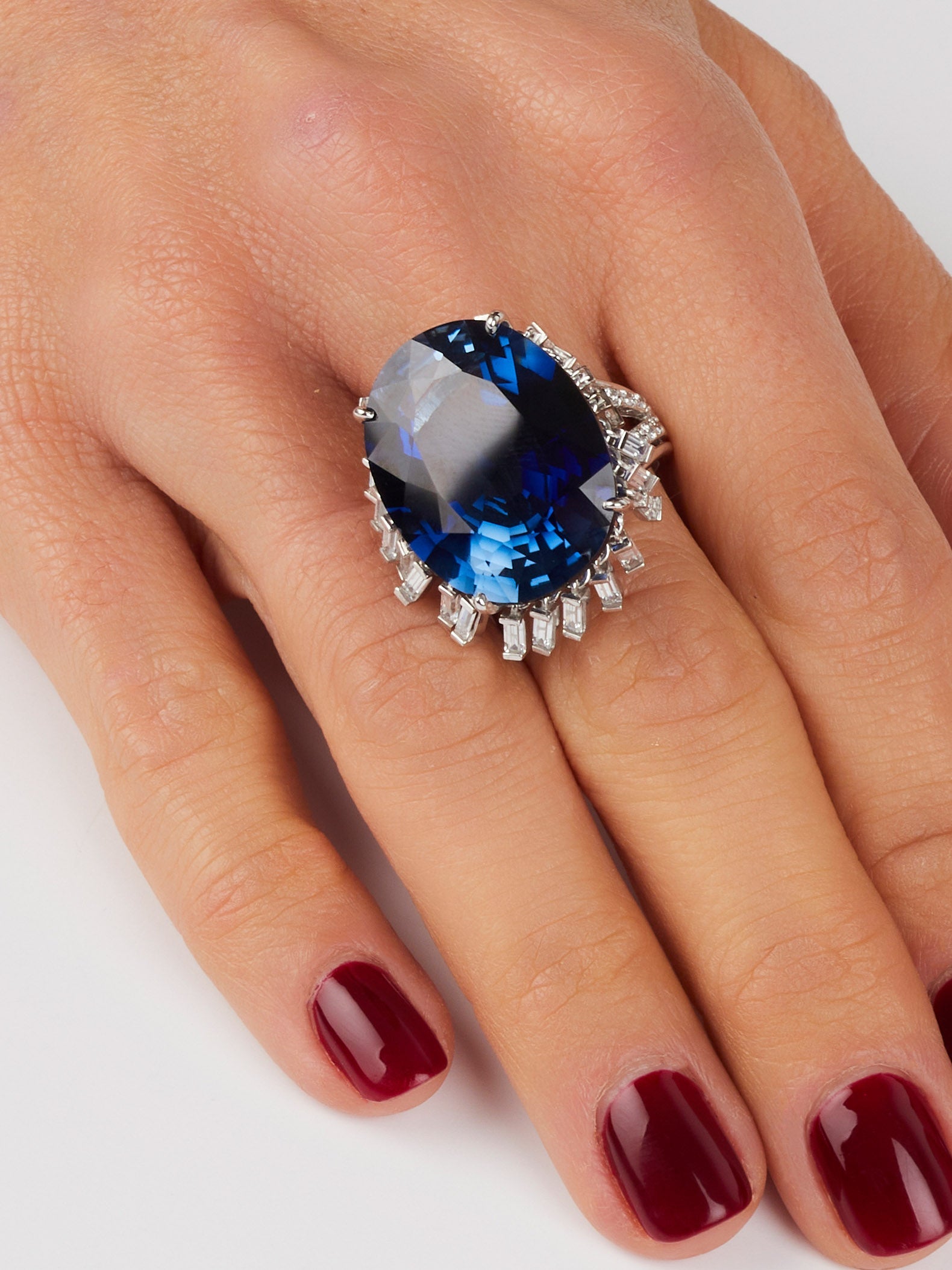 2qty DJV / QTY DISPO : 2-QTY VENDUES : 0-ST : 0% PRIX DJV : 495€ // Argent Rhodié Bague en argent rhodié sertie de saphir de synthèse taille ovale et Burmalite™ blanche taille baguette /// RECO : 870€