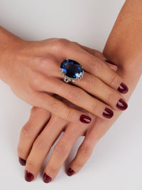 2qty DJV / QTY DISPO : 2-QTY VENDUES : 0-ST : 0% PRIX DJV : 495€ // Argent Rhodié Bague en argent rhodié sertie de saphir de synthèse taille ovale et Burmalite™ blanche taille baguette /// RECO : 870€