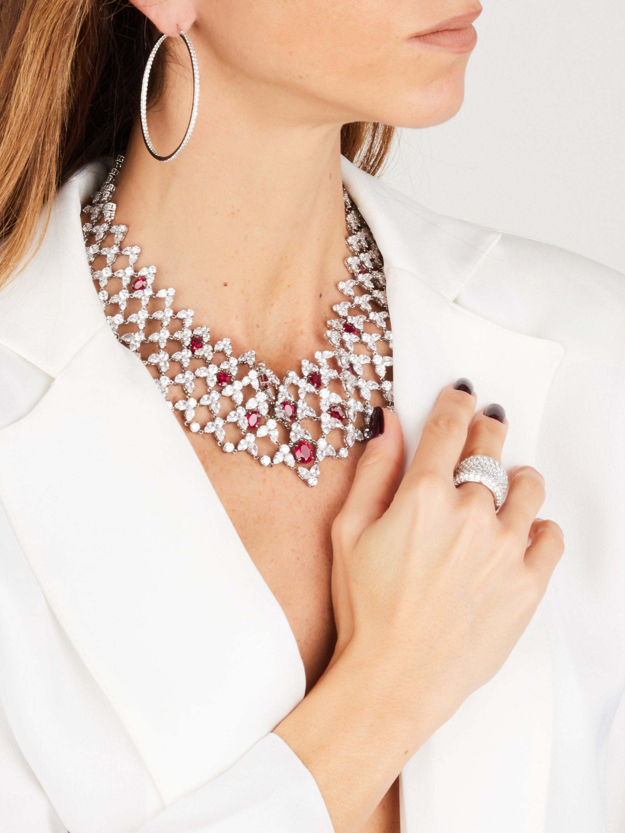 1qty DJV / QTY DISPO : 1-QTY VENDUES : 0-ST : 0% PRIX DJV : 2850€ // Argent Rhodié Collier Illusion en argent rhodié serti de Burmalite™ taille ovale rouge rubis /// RECO : 2920€