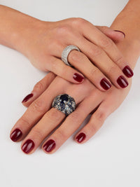 1qty DJV / QTY DISPO : 1-QTY VENDUES : 0-ST : 0% PRIX DJV : 320€ // Argent Rhodié Bague en argent rhodié sertie de saphir de synthèse taille ovale et pavée de Burmalite™ blanche /// RECO : 324€