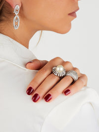 2qty DJV / QTY DISPO : 3-QTY VENDUES : 1-ST : 33% PRIX DJV : 350€ // Argent Rhodié Bague en argent rhodié sertie de perle synthétique blanche et entourage Burmalite™ baguette et pavage /// RECO : 371€