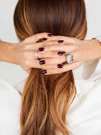 1qty DJV / QTY DISPO : 2-QTY VENDUES : 1-ST : 50% PRIX DJV : 595€ // Argent Rhodié Bague chevalière sur argent rhodié sertie d'une topaze bleue et pavage Burmalite™ blanche /// RECO : 510€