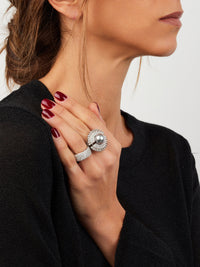 1qty DJV / QTY DISPO : 1-QTY VENDUES : 0-ST : 0% PRIX DJV : 295€ // Argent Rhodié Bague en argent rhodié sertie de perle synthétique blanche et demi-lune pavée de Burmalite™ blanche /// RECO : 375€