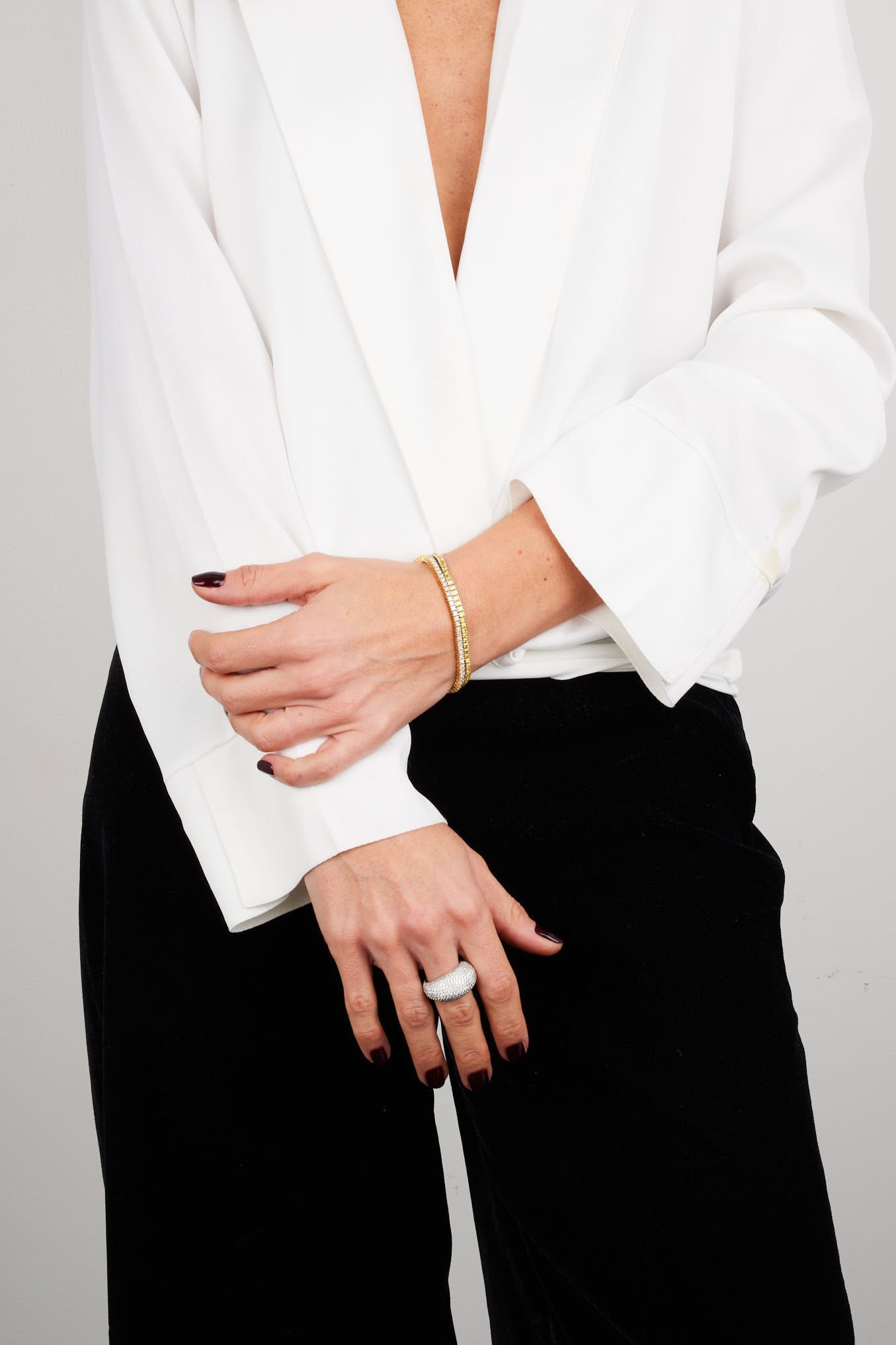 1qty DJV / QTY DISPO : 1-QTY VENDUES : 0-ST : 0% PRIX DJV : 1250€ // Or jaune 18ct Bracelet rivière sur or jaune 18 carat serti de burmalite™ taille princesse blanche /// RECO : 975€