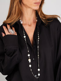 2qty DJV / QTY DISPO : 2-QTY VENDUES : 0-ST : 0% PRIX DJV : 350€ // Argent Rhodié Sautoir chaine 95cm en argent rhodié serti de perle d'eau douce baroque et Burmalite™ noire serti clos /// RECO : 371€