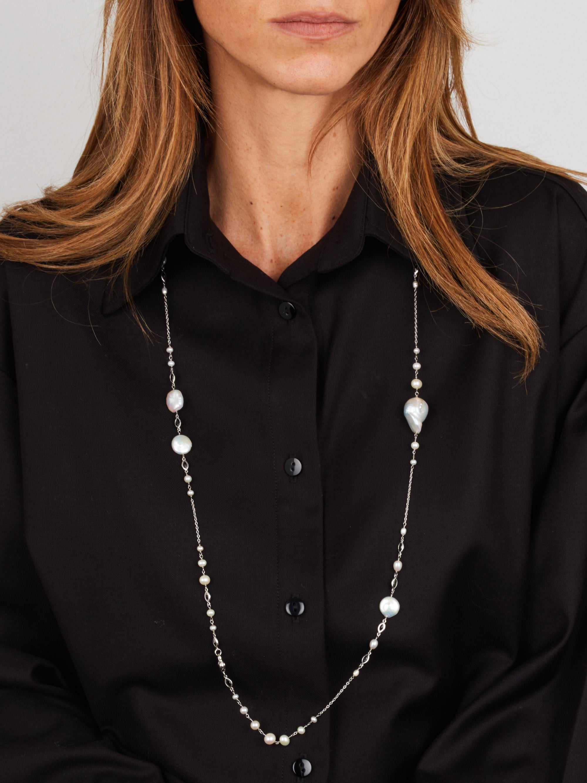 2qty DJV / QTY DISPO : 2-QTY VENDUES : 0-ST : 0% PRIX DJV : 350€ // Argent Rhodié Sautoir chaine 95cm en argent rhodié serti de perle d'eau douce baroque et Burmalite™ noire serti clos /// RECO : 371€