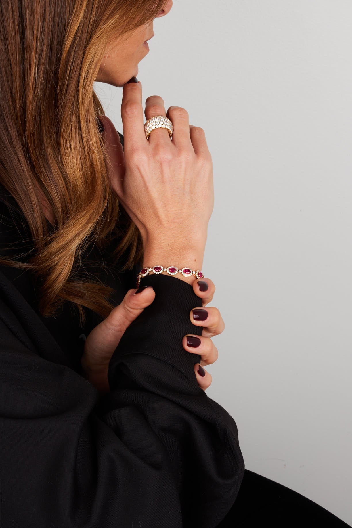 15qty DJV / QTY DISPO : 16-QTY VENDUES : 0-ST :0% PRIX DJV : 395€ // Argent Rhodié Bracelet en argent rhodié serti de rubis de synthèse taille ovale et pavée de Burmalite™ blanche taille brillant /// RECO : 338€