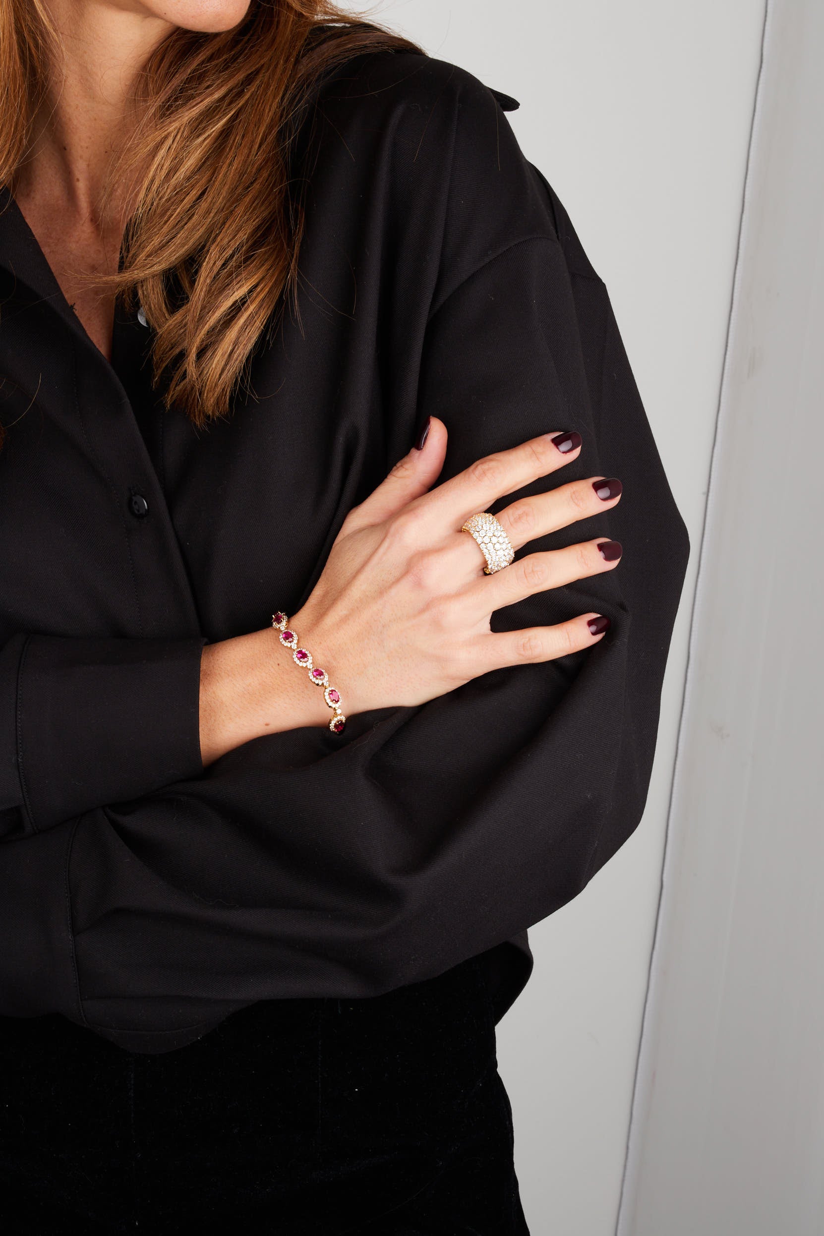 15qty DJV / QTY DISPO : 16-QTY VENDUES : 0-ST :0% PRIX DJV : 395€ // Argent Rhodié Bracelet en argent rhodié serti de rubis de synthèse taille ovale et pavée de Burmalite™ blanche taille brillant /// RECO : 338€