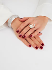 1qty DJV / QTY DISPO : 1-QTY VENDUES : 0-ST : 0% PRIX DJV : 295€ // Or gris 18 ct Bague en or gris 18 carats enroulant une perle blanche synthétique /// RECO : 293€