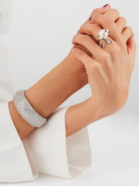 1qty DJV / QTY DISPO : 1-QTY VENDUES : 0-ST : 0% PRIX DJV : 295€ // Or gris 18 ct Bague en or gris 18 carats enroulant une perle blanche synthétique /// RECO : 293€