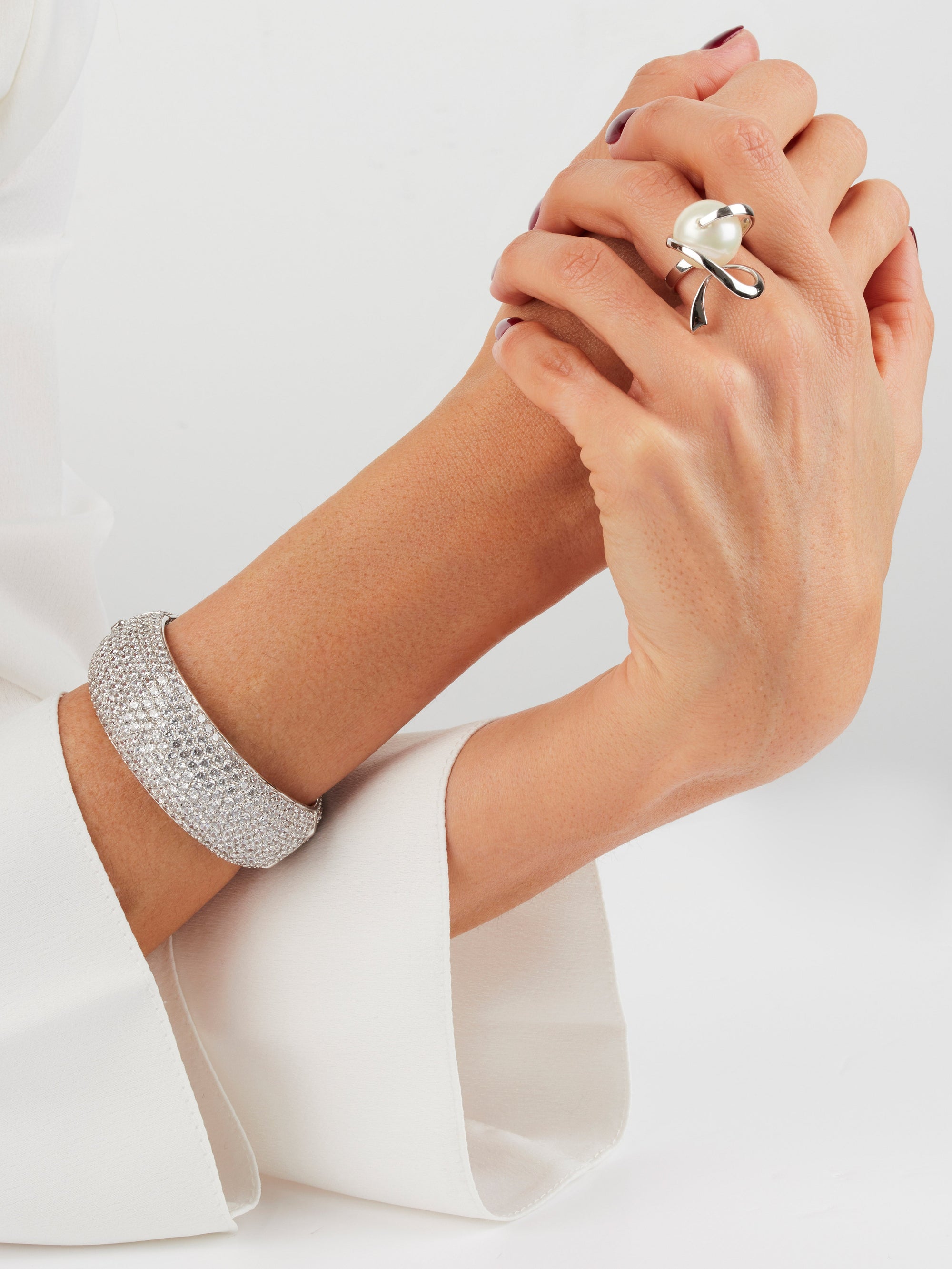 1qty DJV / QTY DISPO : 1-QTY VENDUES : 0-ST : 0% PRIX DJV : 295€ // Or gris 18 ct Bague en or gris 18 carats enroulant une perle blanche synthétique /// RECO : 293€