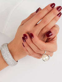 1qty DJV / QTY DISPO : 1-QTY VENDUES : 0-ST : 0% PRIX DJV : 295€ // Or gris 18 ct Bague en or gris 18 carats enroulant une perle blanche synthétique /// RECO : 293€