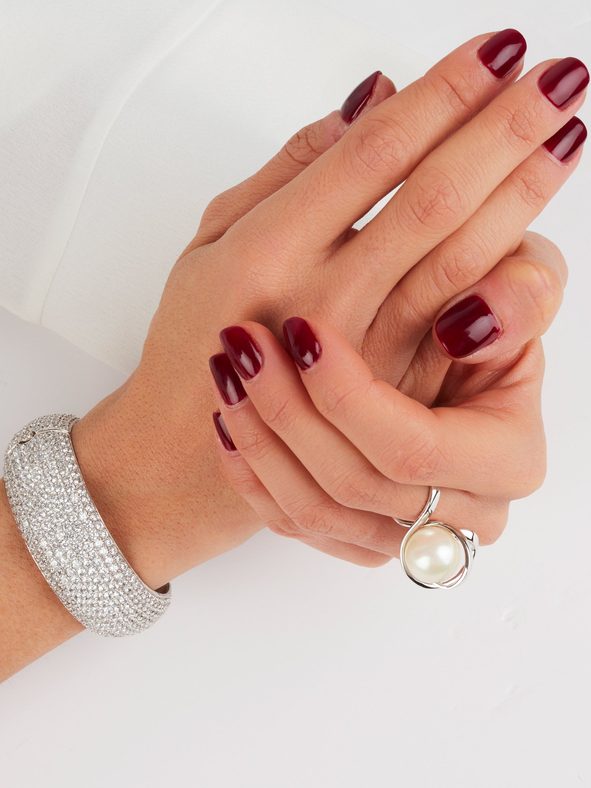 1qty DJV / QTY DISPO : 1-QTY VENDUES : 0-ST : 0% PRIX DJV : 295€ // Or gris 18 ct Bague en or gris 18 carats enroulant une perle blanche synthétique /// RECO : 293€