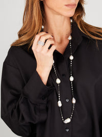 1qty DJV / QTY DISPO : 2-QTY VENDUES : 1-ST : 50% PRIX DJV : 320€ // Argent Sautoir 95 cm sur argent noirci serti de Burmalite™ sertis clos et perle baroque fresh water blanche /// RECO : 325€