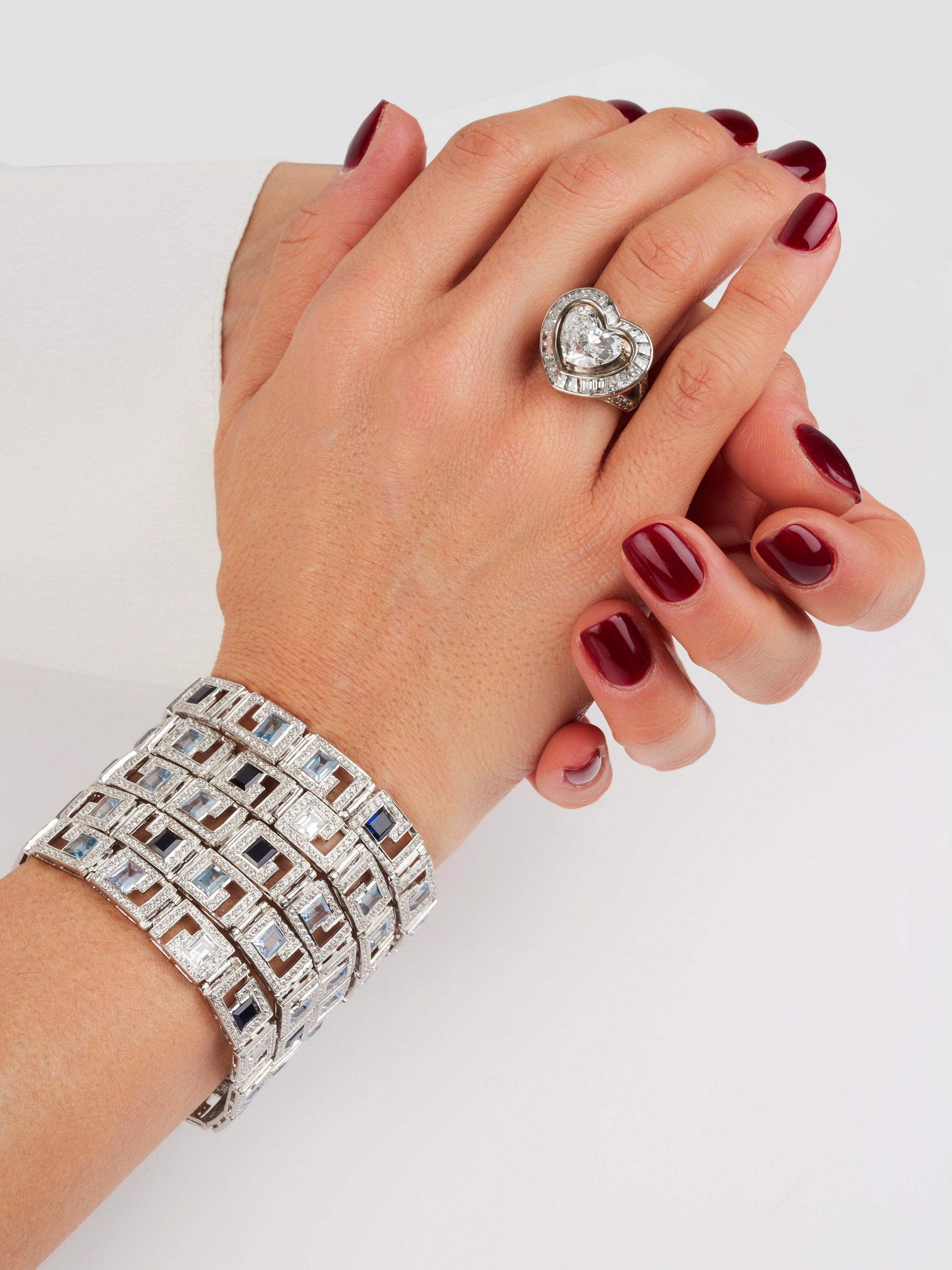 1qty DJV / QTY DISPO : 2-QTY VENDUES : 1-ST : 50% PRIX DJV : 320€ // Argent Rhodié Bague en argent rhodié sertie de saphir de synthèse taille cœur entourée de Burmalite™ blanche taille baguette /// RECO : 338€