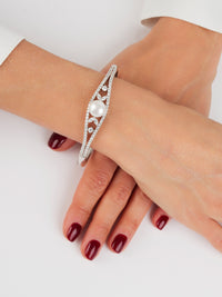 2qty DJV / QTY DISPO : 7-QTY VENDUES : 5-ST : 71% PRIX DJV : 120€ // Argent Rhodié Bracelet sur argent rhodié serti de perles d'eau douce blanches et pavée de Burmalite™ blanche /// RECO : 113€