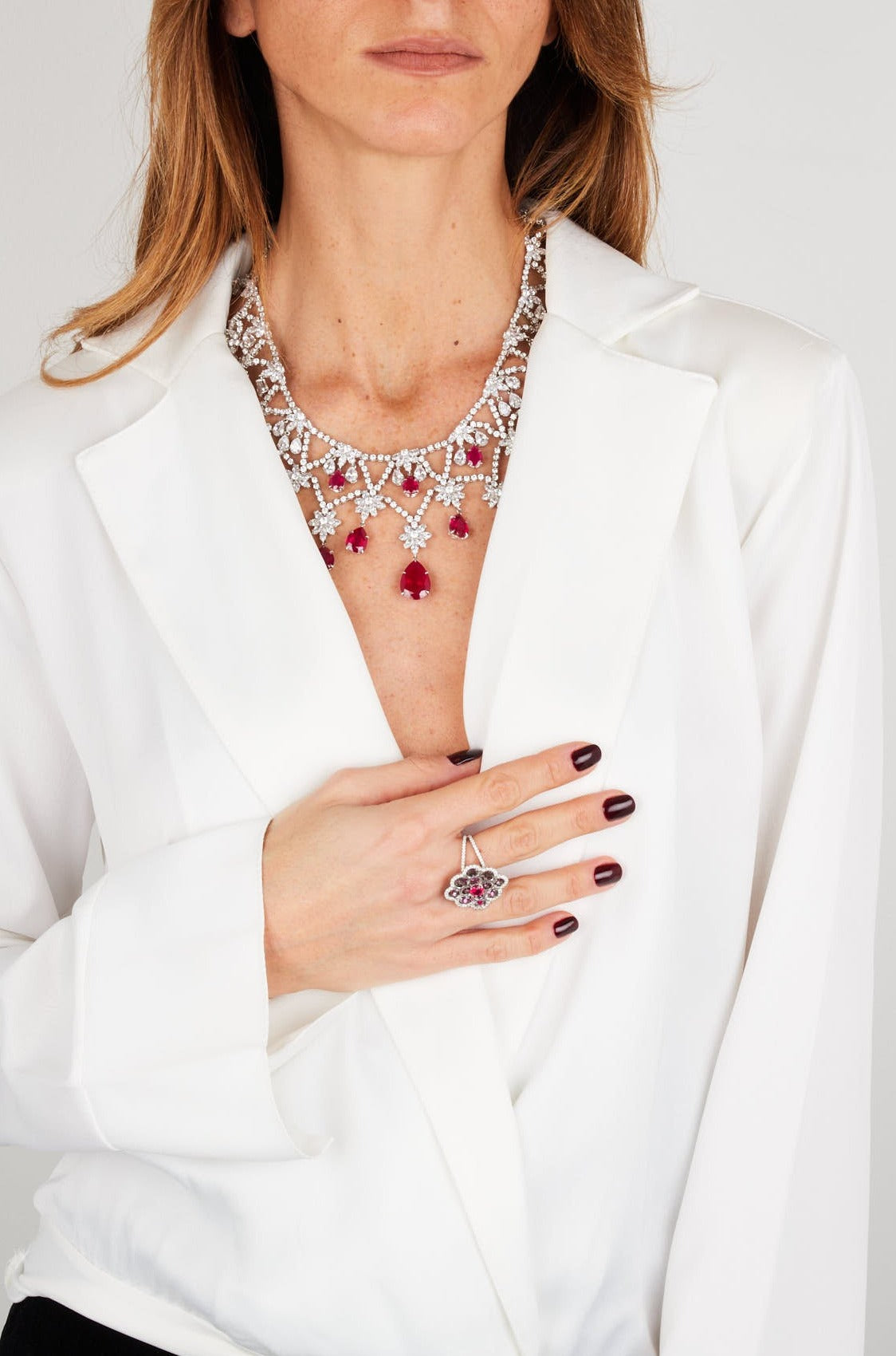 1qty DJV / QTY DISPO : 1-QTY VENDUES : 0-ST : 0% PRIX DJV : 1990€ // Argent Rhodié Collier fleur en argent rhodié serti de Burmalite taille poire bleu saphir /// RECO : 1872€