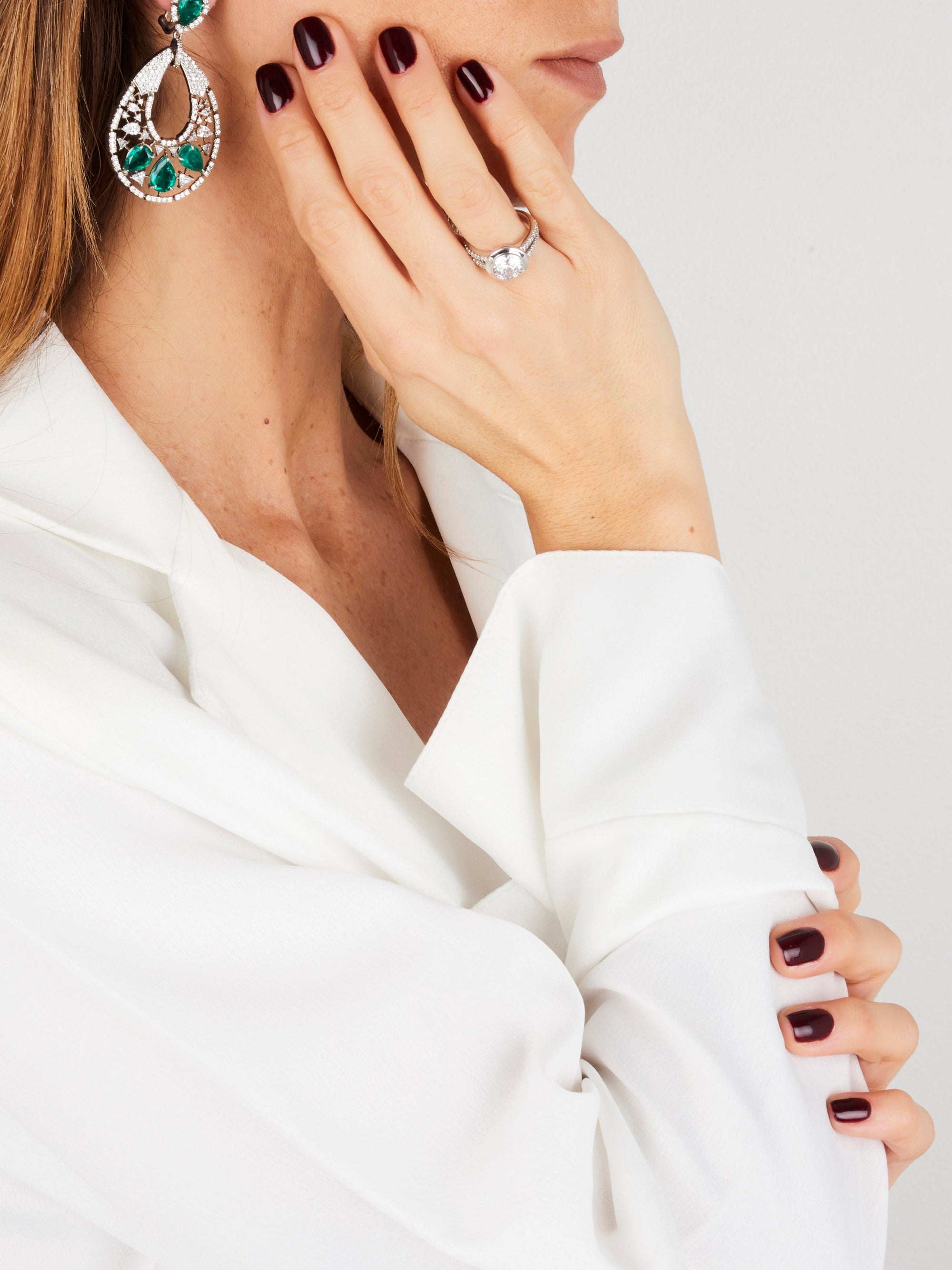 1qty DJV / QTY DISPO : 1-QTY VENDUES : 0-ST : 0% PRIX DJV : 995€ // Argent Rhodié Boucles d'oreille sur argent rhodié système mixte serties de Burmalite™ taille poire vert émeraude /// RECO : 945€