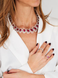 6qty DJV / QTY DISPO : 12-QTY VENDUES : 3-ST : 25% PRIX DJV : 150€ // Argent Rhodié Bague en argent rhodié sertie de rubis de synthèse taille cœur et pavée de Burmalite™ blanche /// RECO : 135€