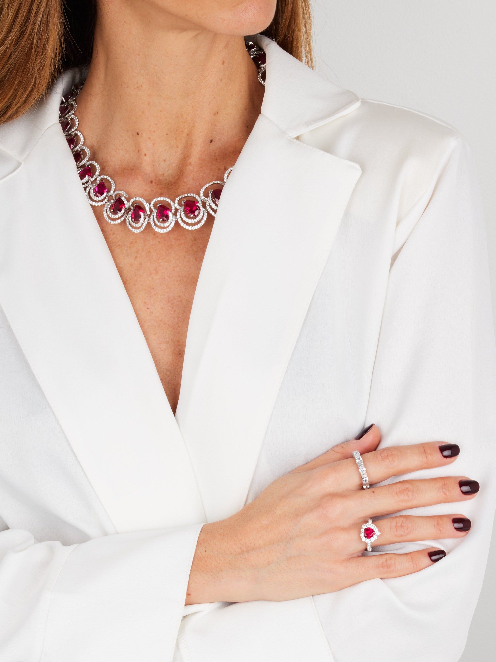 6qty DJV / QTY DISPO : 12-QTY VENDUES : 3-ST : 25% PRIX DJV : 150€ // Argent Rhodié Bague en argent rhodié sertie de rubis de synthèse taille cœur et pavée de Burmalite™ blanche /// RECO : 135€