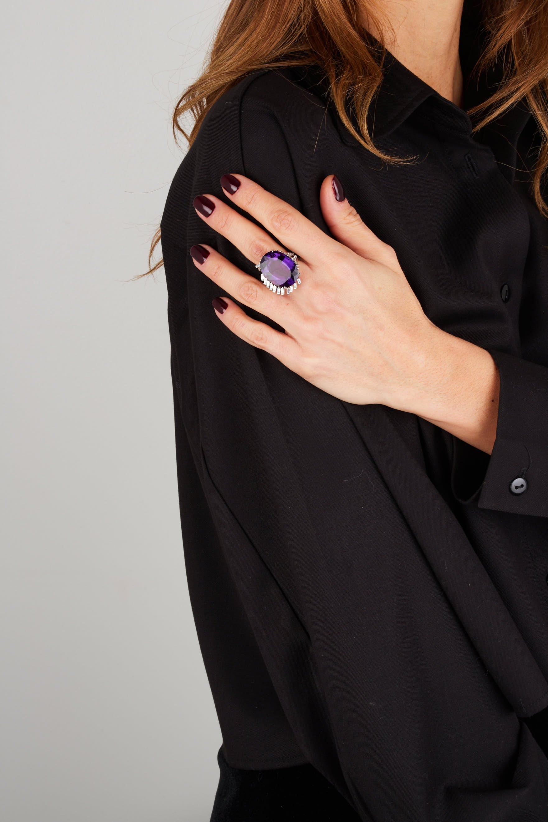 1qty DJV / QTY DISPO : 1-QTY VENDUES : 0-ST : 0% PRIX DJV : 495€ // Argent Rhodié Bague en argent rhodié sertie d'une améthyste de synthèse taille ovale et Burmalite™ blanche taille baguette /// RECO : 510€