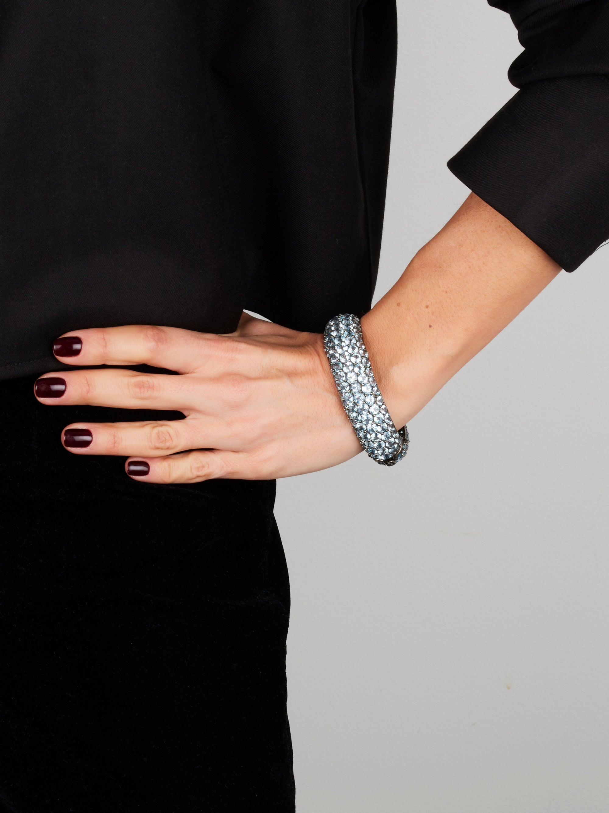 1qty DJV / QTY DISPO : 1-QTY VENDUES : 0-ST : 0% PRIX DJV : 850€ // Argent Bracelet argent noirci serti de topaze bleue 91 /// RECO : 805€