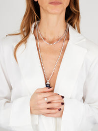 3qty DJV / QTY DISPO : 3-QTY VENDUES : 0-ST : 0% PRIX DJV : 1690€ // Argent Collier long double rang serti clos de Burmalite™ blanche taille brillant et pendant saphir de synthèse taille briolette /// RECO : 1659€