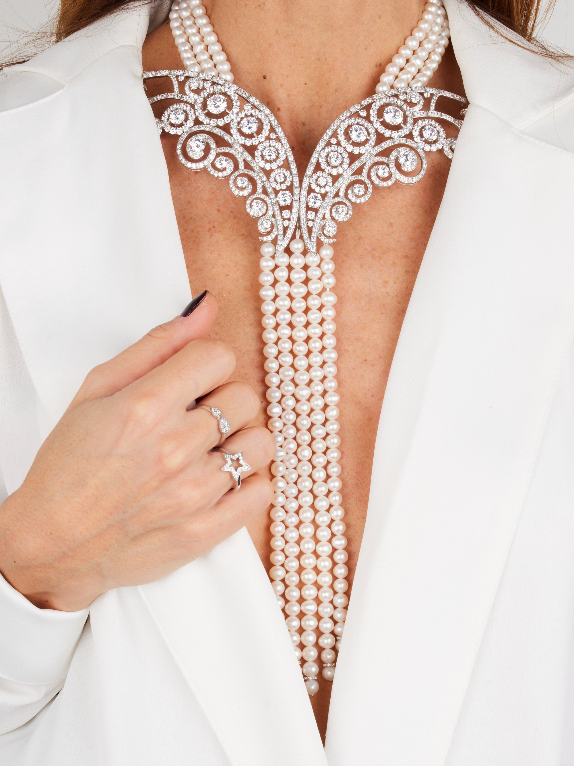 4qty DJV / QTY DISPO : 4-QTY VENDUES : 0-ST : 0% PRIX DJV : 1890€ // Argent Rhodié Collier en argent rhodié collection 90 ans serti de Burmalite™ blanche taille brillant et perle d'eau douce sur 40 cm de long /// RECO : 1836€