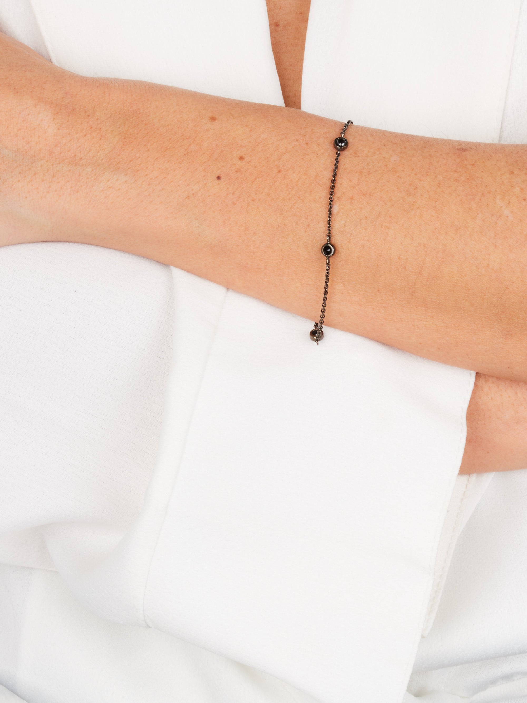 6qty DJV / QTY DISPO : 6-QTY VENDUES : 1-ST : 17% PRIX DJV : 250€ // Or noir 18 ct Bracelet chaine en or noir 18 carats serti de Burmalite noire serti clos /// RECO : 219€