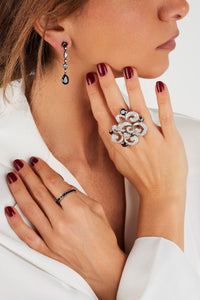 4qty DJV / QTY DISPO : 3-QTY VENDUES : 0-ST : 0% PRIX DJV : 350€ // Or gris 18 ct Alliance en or gris 18 carats sertie de Burmalite™ ronde noire serti rail /// RECO : 377€