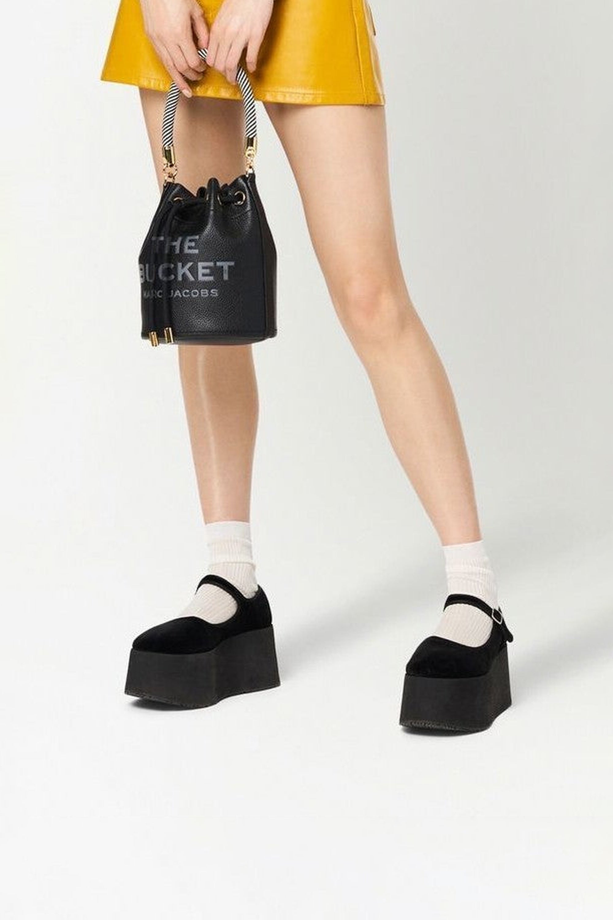 11 / DJV /150€ /60qty-60 /ST 100% /33 TROCA 142,5€   Sac The Bucket en cuir - Black