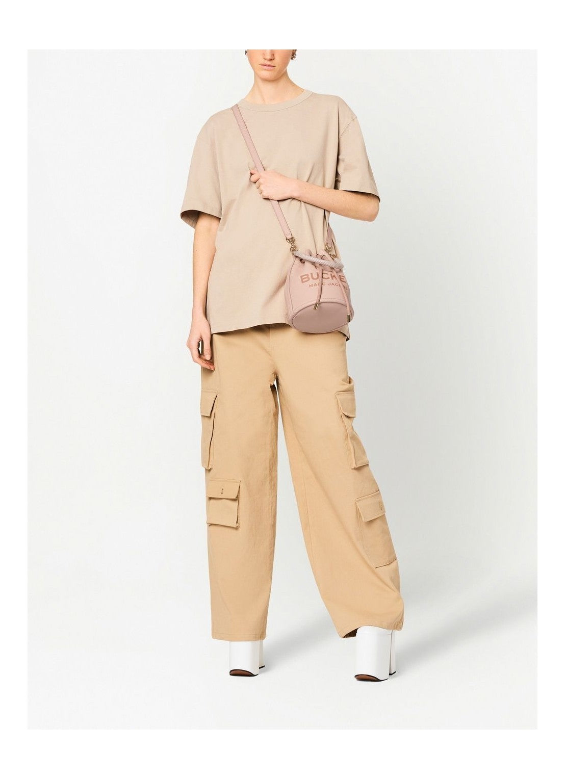 MOYEN   Sac seau à bandoulière en cuir - Rose