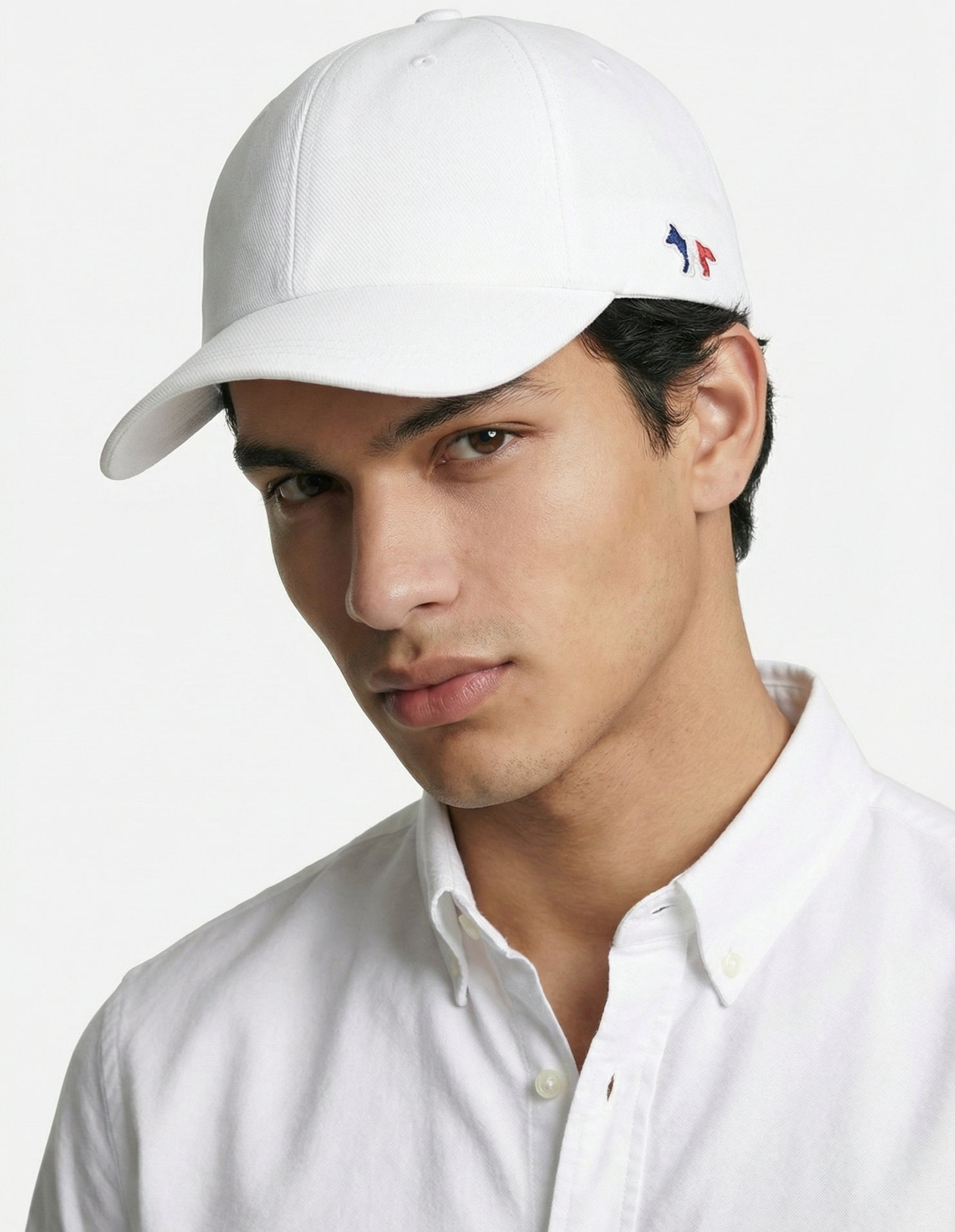 Cap with embroidered badge - White